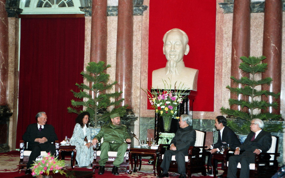 Tổng Bí thư Đỗ Mười, Chủ tịch nước Lê Đức Anh và Thủ tướng Võ Văn Kiệt tiếp đồng chí Fidel Castro, Bí thư thứ nhất Ban Chấp hành Trung ương Đảng Cộng sản Cuba, Chủ tịch Hội đồng Nhà nước và Hội đồng Bộ trưởng nước Cộng hòa Cuba trong chuyến thăm hữu nghị chính thức Việt Nam từ ngày từ 8 đến 12/12/1995. (Ảnh: Minh Điền/TTXVN)