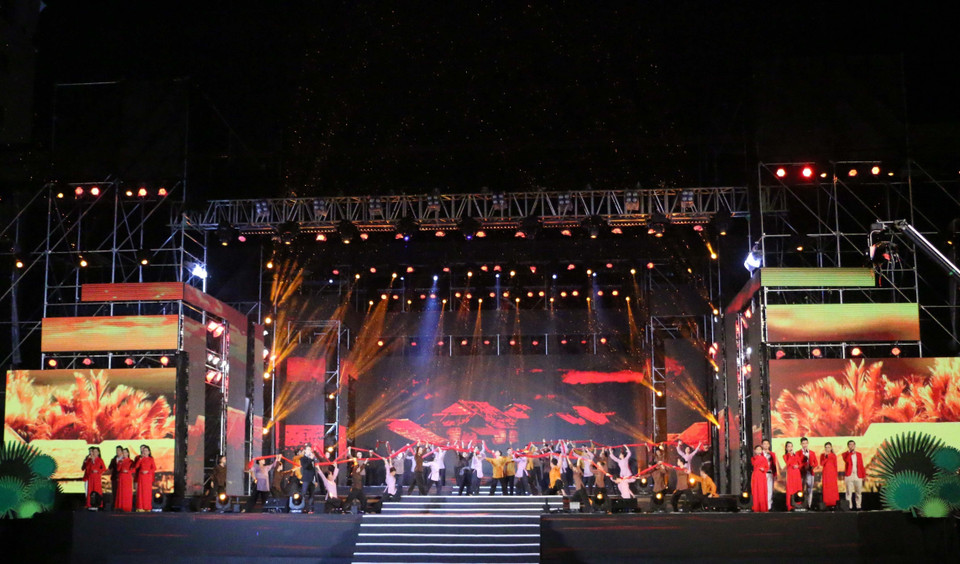 Chương trình nghệ thuật kỷ niệm 135 năm Ngày sinh Chủ tịch Tôn Đức Thắng. (Ảnh: Công Mạo/TTXVN)