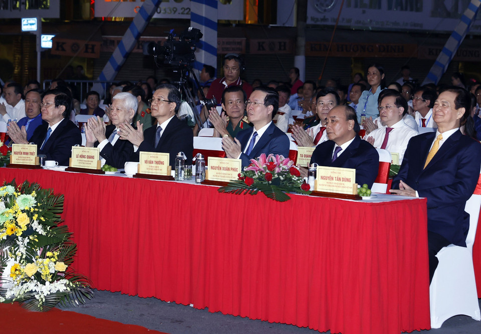 Chủ tịch nước Võ Văn Thưởng và các lãnh đạo, nguyên lãnh đạo Đảng, Nhà nước dự Lễ kỷ niệm 135 năm Ngày sinh Chủ tịch Tôn Đức Thắng. (Ảnh: Thống Nhất/TTXVN)