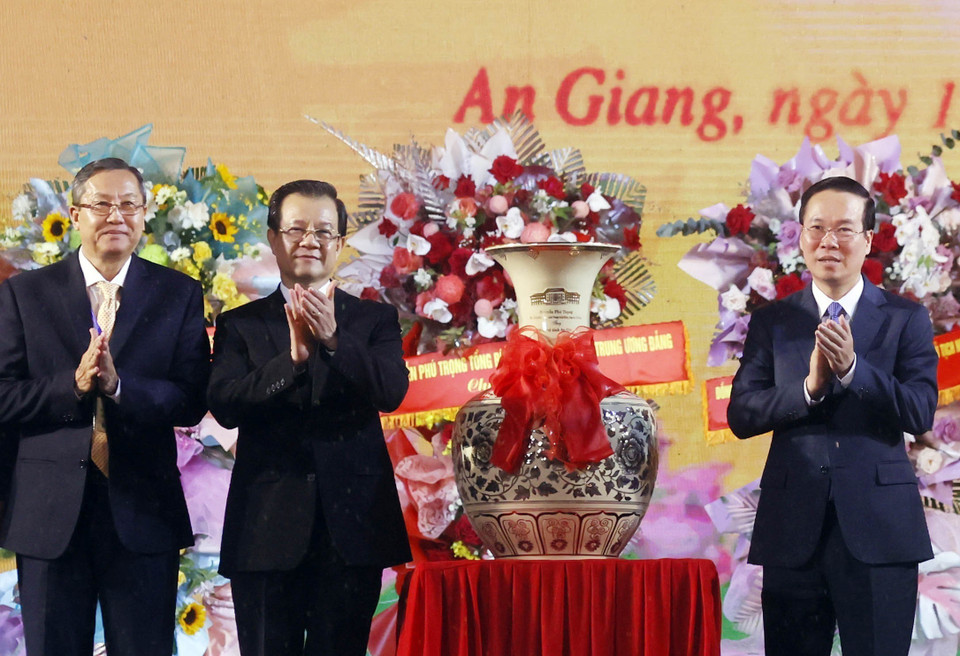 Chủ tịch nước Võ Văn Thưởng trao quà của Tổng Bí thư Nguyễn Phú Trọng gửi tặng Đảng bộ và nhân dân tỉnh An Giang. (Ảnh: Thống Nhất/TTXVN)