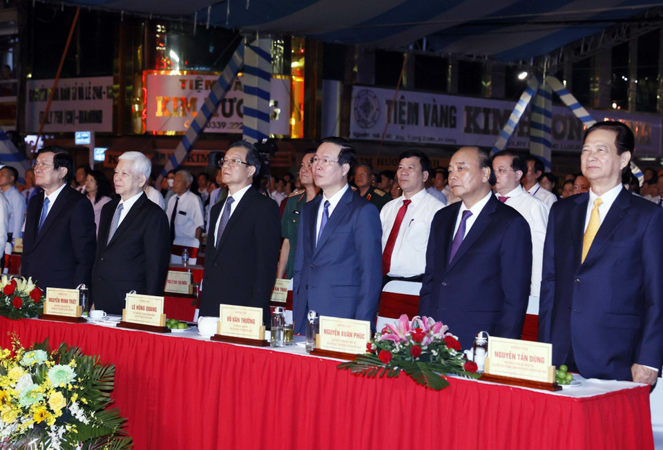 Chủ tịch nước Võ Văn Thưởng cùng các đồng chí lãnh đạo, nguyên lãnh đạo Đảng, Nhà nước và đại biểu thức hiện nghi thức chào cờ. (Ảnh: Thống Nhất/TTXVN)