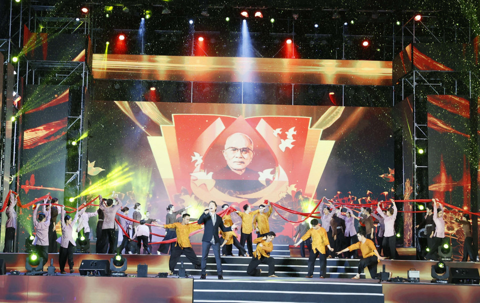 Hoạt cảnh sân khấu tại Lễ kỷ niệm 135 năm ngày sinh Chủ tịch Tôn Đức Thắng. (Ảnh: Thống Nhất/TTXVN)