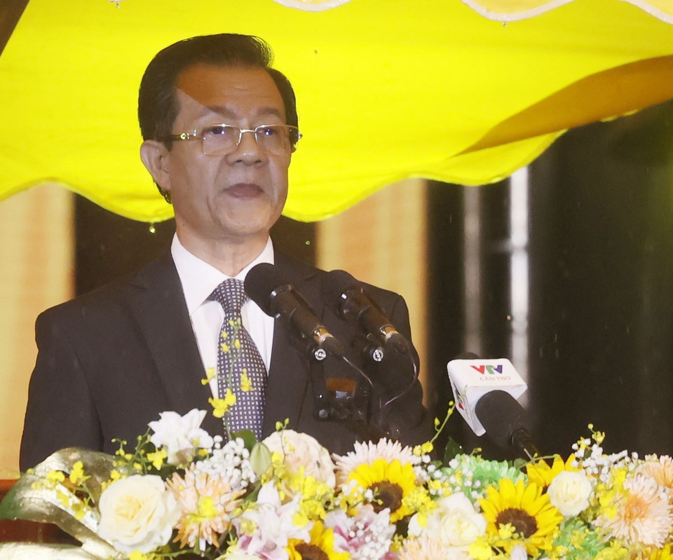  Ông Lê Hồng Quang, Ủy viên Trung ương Đảng, Bí thư Tỉnh ủy An Giang đọc diễn văn tại lễ kỷ niệm. (Ảnh: Thống Nhất/TTXVN)