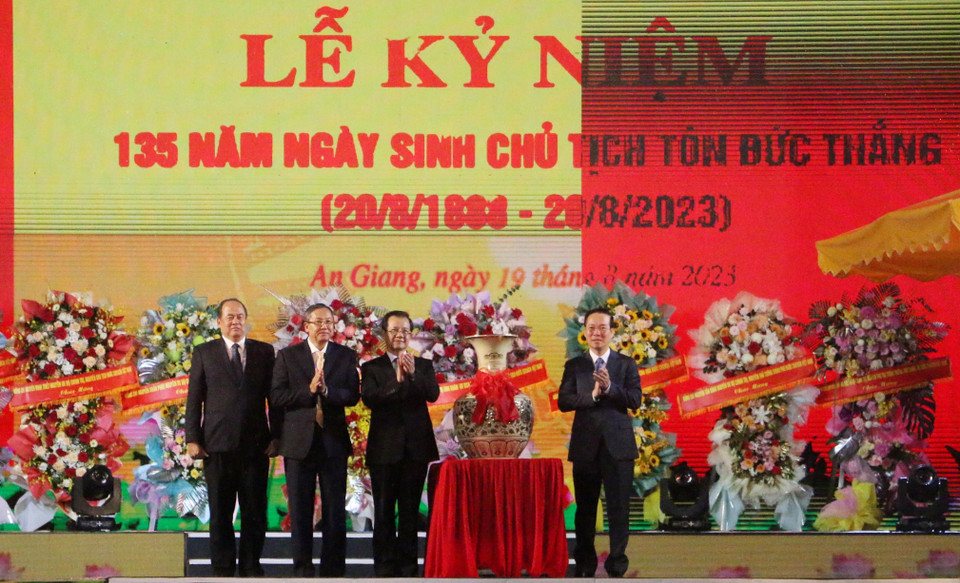 Chủ tịch nước Võ Văn Thưởng thừa ủy quyền của Tổng Bí thư Nguyễn Phú Trọng trao quà cho Đảng bộ và Nhân dân tỉnh An Giang. (Ảnh: Thống Nhất/TTXVN)