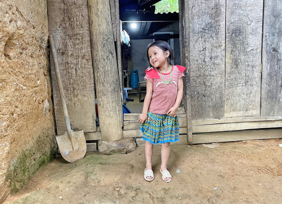 Dù là trẻ em ở vùng khó, các em bé vẫn biết làm điệu trước máy ảnh. (Ảnh: Mai Mai/Vietnam+)