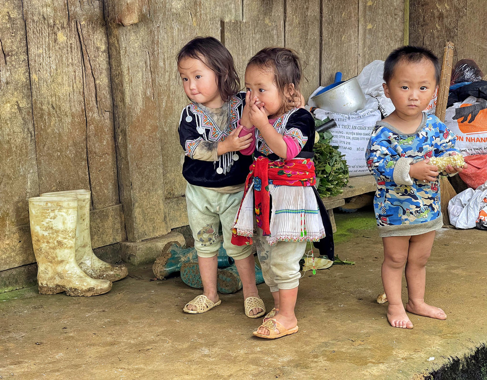 Những em bé đó là người dân tộc Mông. (Ảnh: Mai Mai/Vietnam+)