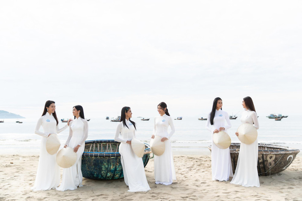 Màn thể hiện của các cô tại những địa danh nổi tiếng của Đà Nẵng như bãi biển Mỹ Khê, đèo Hải Vân, bán đảo Sơn Trà, bãi Tiên Sa, Ngũ hành sơn non nước và sông Hàn. (Ảnh: BTC)