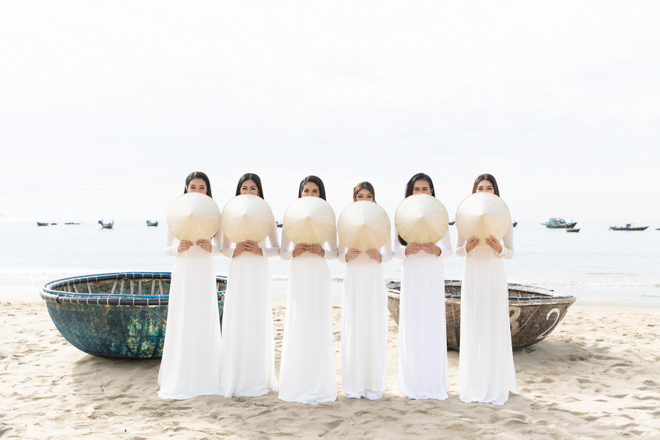  Tà áo trắng mỏng ôm sát cơ thể, tôn lên những đường cong vừa gợi cảm lại vừa kín đáo. (Ảnh: BTC)