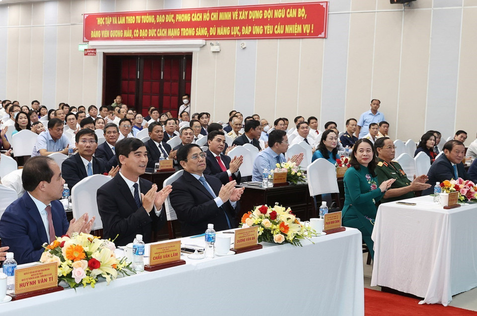 Thủ tướng Phạm Minh Chính, Phó Chủ tịch nước Võ Thị Ánh Xuân, Phó Chủ tịch Quốc hội Trần Quang Phương và các đại biểu đến dự Lễ kỷ niệm 30 năm tái lập tỉnh Bình Thuận. (Ảnh: Dương Giang/TTXVN)