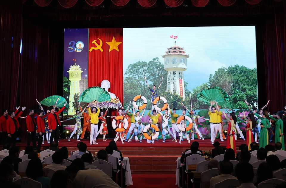 Chương trình nghệ thuật chào mừng kỷ niệm 30 năm tái lập tỉnh Bình Thuận. (Ảnh: Dương Giang/TTXVN)