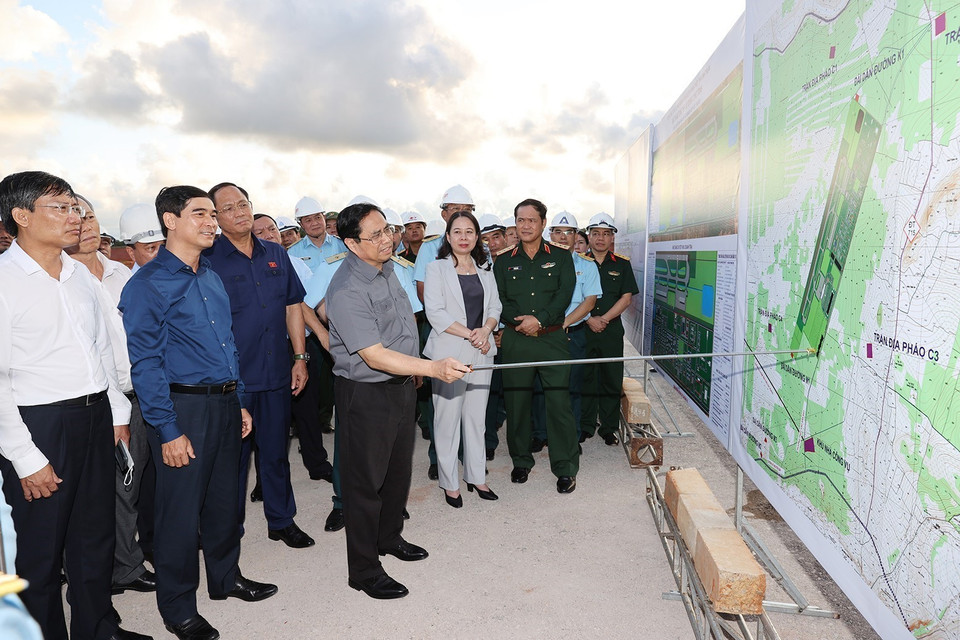 Thủ tướng Phạm Minh Chính kiểm tra tiến độ xây dựng một số hạng mục dự án Cảng hàng không Phan Thiết. (Ảnh: Dương Giang/TTXVN)