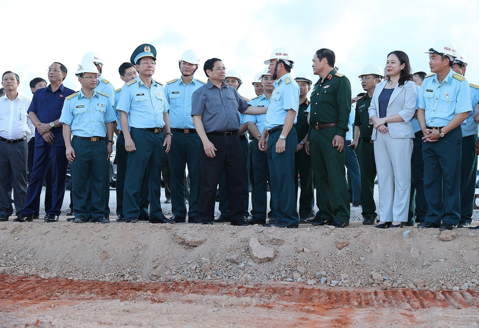 Thủ tướng yêu cầu rà soát lại tổng mức đầu tư hạng mục nhà ga và năng lực chủ đầu tư BOT, nếu phù hợp thì tiếp tục thực hiện, nếu không đáp ứng thì đấu thầu công khai, minh bạch để các hạng mục, các công trình được triển khai đồng bộ, đúng tiến độ, giảm giá thành. (Ảnh: Dương Giang/TTXVN)