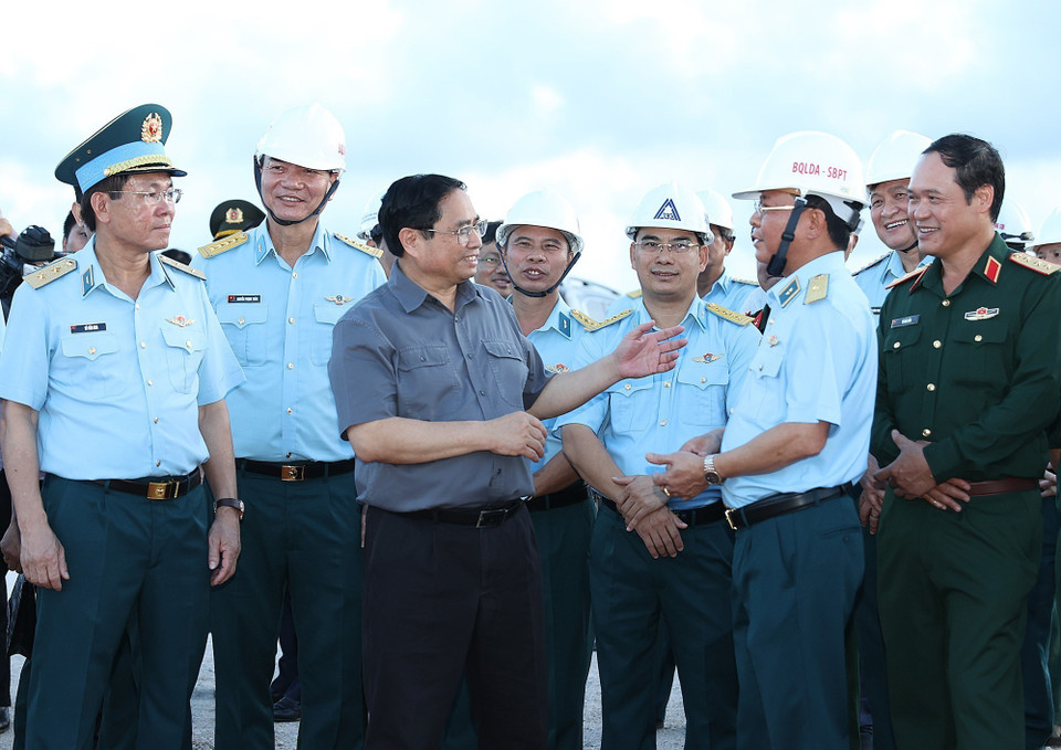 Thủ tướng Phạm Minh Chính trao đổi với cán bộ, sỹ quan đang thi công dự án. (Ảnh: Dương Giang/TTXVN)