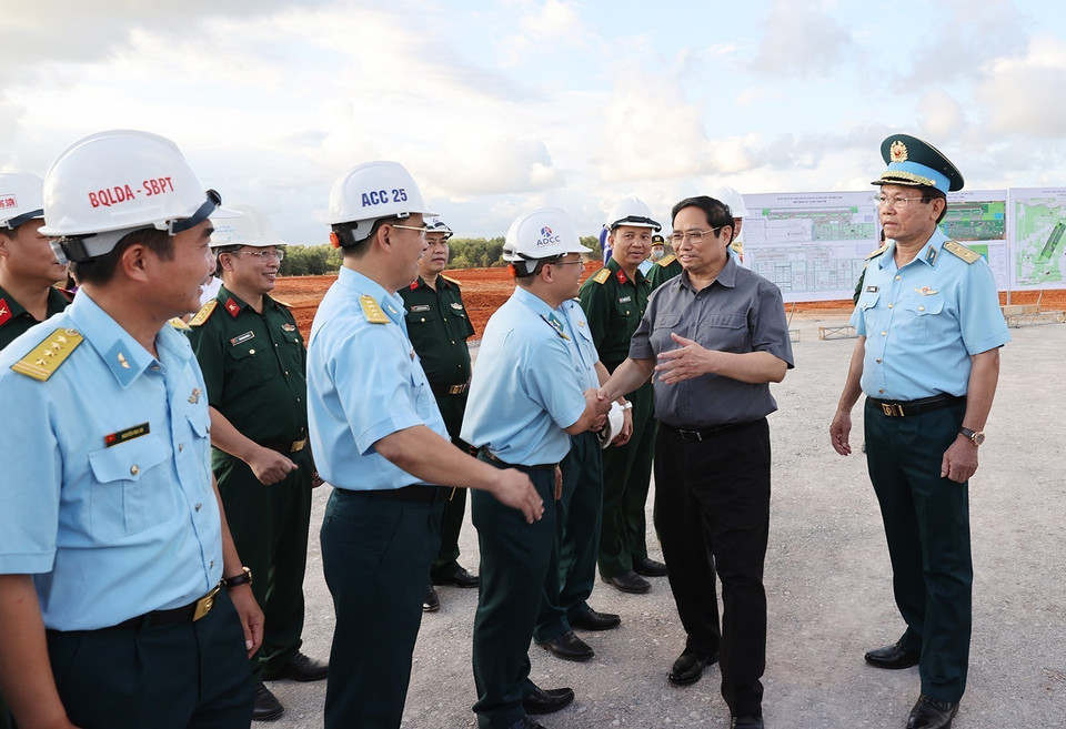 Thủ tướng Phạm Minh Chính với cán bộ, sỹ quan đang thi công dự án Cảng hàng không Phan Thiết. (Ảnh: Dương Giang/TTXVN)
