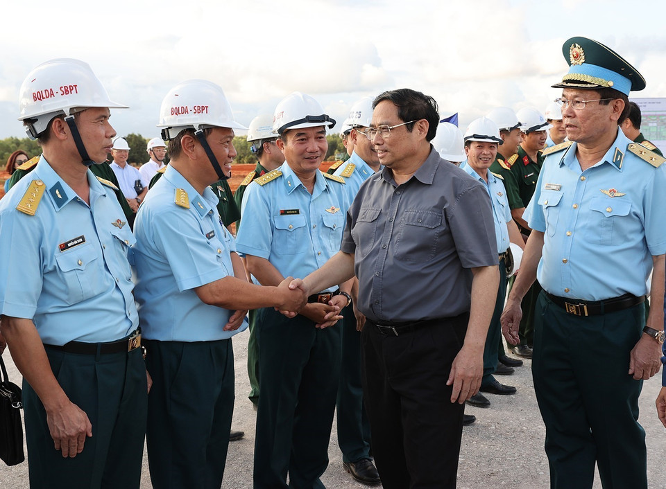 Thủ tướng Phạm Minh Chính với cán bộ, sỹ quan đang thi công dự án. (Ảnh: Dương Giang/TTXVN)