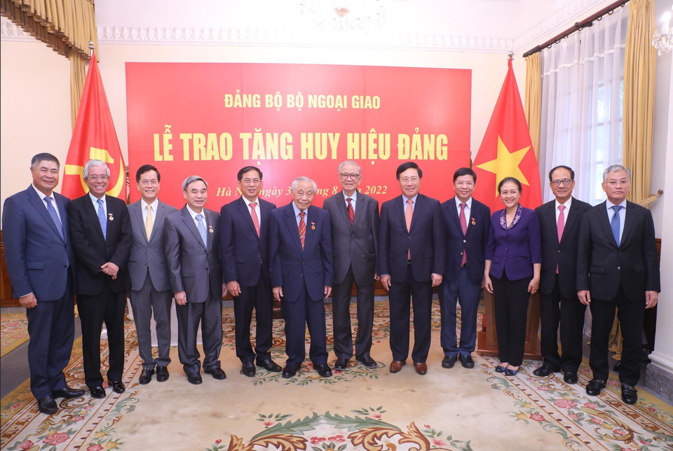 Phó Thủ tướng Thường trực Phạm Bình Minh cùng ông Nguyễn Mạnh Cầm và các đại biểu dự buổi lễ. (Ảnh: Lâm Khánh/TTXVN)