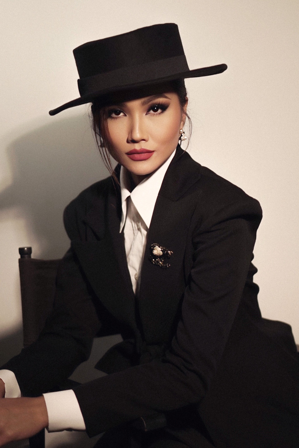 Những hình ảnh đầu tiên của vòng sơ tuyển đã chính thức được tiết lộ, với những tình tiết gay cấn, hấp dẫn. Những thử thách nào sẽ được ban giám khảo đặt ra cho các thí sinh? Ai sẽ là người giành được tấm vé để bước vào ngôi nhà chung của chương trình? Tất cả sẽ có trong tập 1, lên sóng lúc 20 giờ ngày 07/11 trên nền tảng Facebook Watch thông qua Facebook Fanpage chính thức của chương trình The Next Face Vietnam: https://www.facebook.com/thenextfacevietnam. (Ảnh: CTV/Vietnam+)