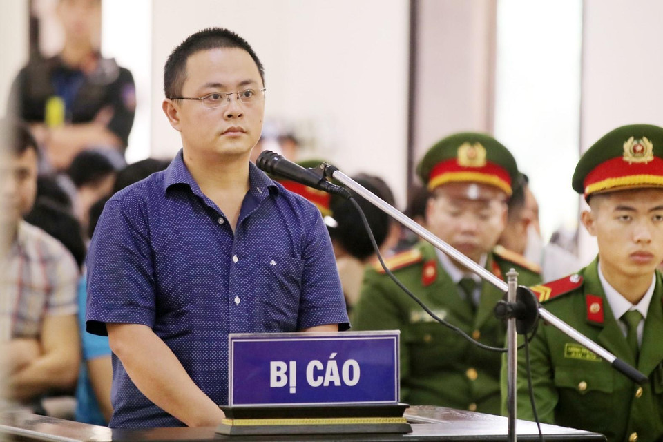 Bị cáo Nguyễn Quốc Tuấn trả lời trước tòa. (Ảnh: Trung Kiên/TTXVN)