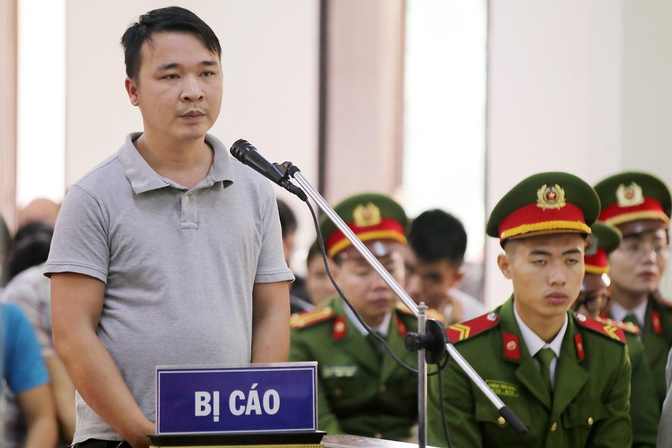 Bị cáo Vũ Mạnh Hùng trả lời trước tòa. (Ảnh: Trung Kiên/TTXVN)