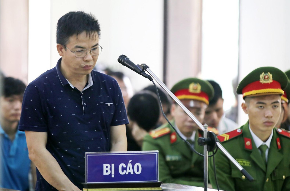 Bị cáo Vũ Mạnh Hùng trả lời trước tòa. (Ảnh: Trung Kiên/TTXVN)