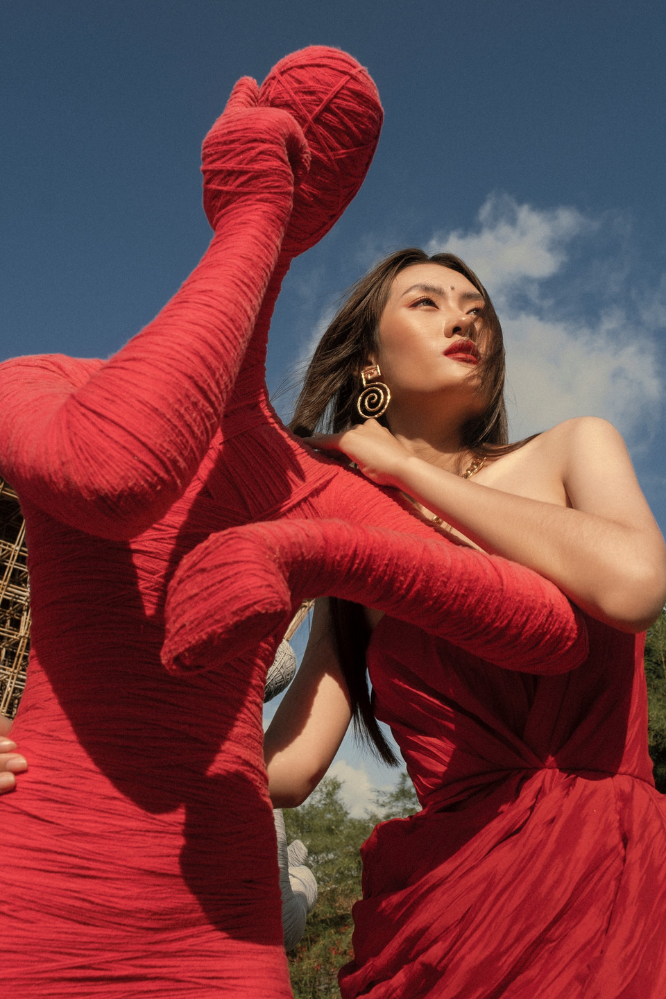 Trong năm 2022, Y Hạ được kỳ vọng là làn gió mới ‘càn quét’ các sự kiện, sàn diễn thời trang lớn, đặc biệt là các chương trình lớn như Tuần lễ thời trang Quốc tế Việt Nam - Vietnam International Fashion Week... trở thành cái tên được nhiều nhãn hàng và các nhà thiết kế danh tiếng ‘chọn mặt gửi vàng.’ (Ảnh: CTV/Vietnam+)