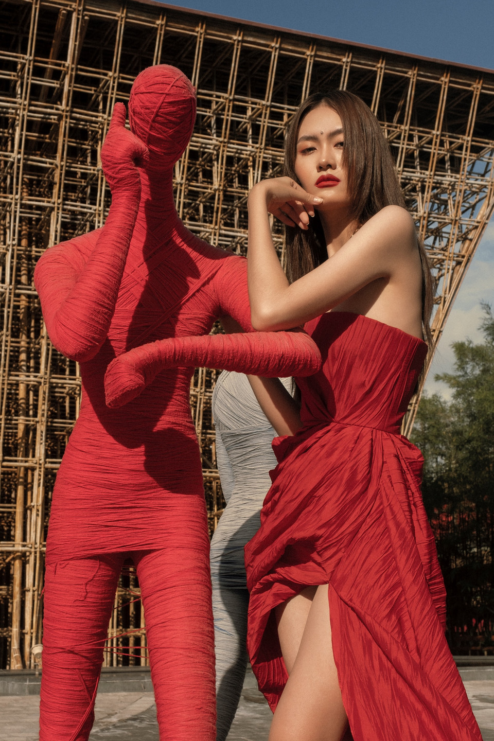 Dù hoạt động năng nổ trong ngành thời trang nhưng quán quân The Next Face Vietnam 2021 Phạm Phan Y Hạ vẫn hoàn thành tốt trong vai trò sinh viên năm ba tại trường Đại học Kinh tế Thành phố Hồ Chí Minh, luôn cân bằng giữa công việc và học tập. (Ảnh: CTV/Vietnam+)