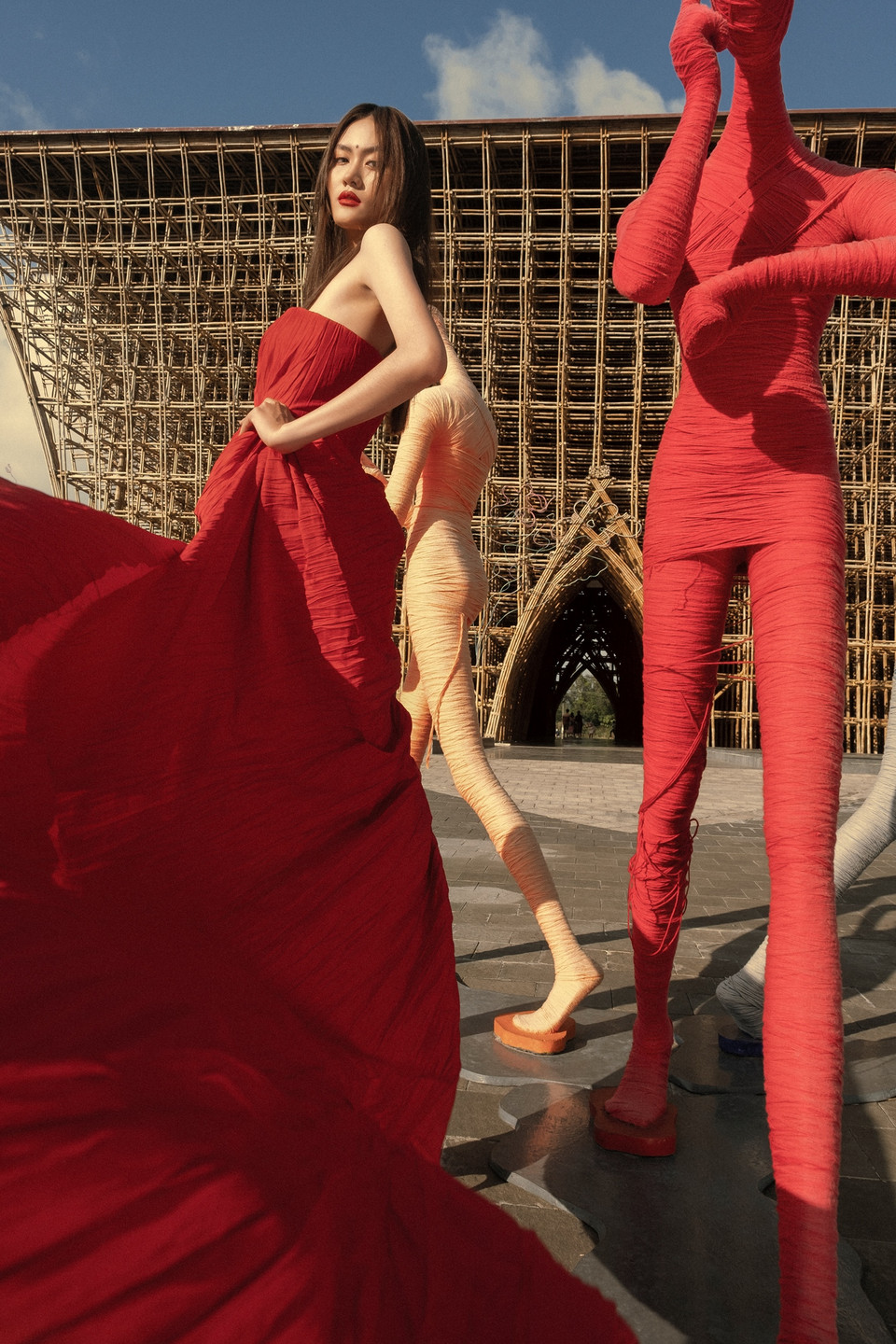 Sau khi trở thành quán quân của The Next Face Vietnam 2021, Y Hạ đã có những bước tiến rõ rệt trong sự nghiệp khi liên tục xuất hiện tại các sàn diễn thời trang lớn trong nước. (Ảnh: CTV/Vietnam+)