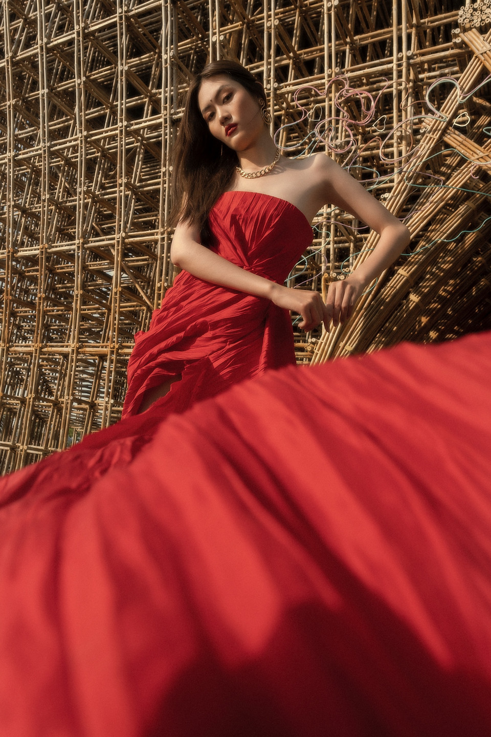 Ngoài ra, các công trình kiến trúc nghệ thuật nổi tiếng tại Phú Quốc cũng góp phần thu hút người xem khi làm bối cảnh cho bộ ảnh thời trang này. (Ảnh: CTV/Vietnam+)