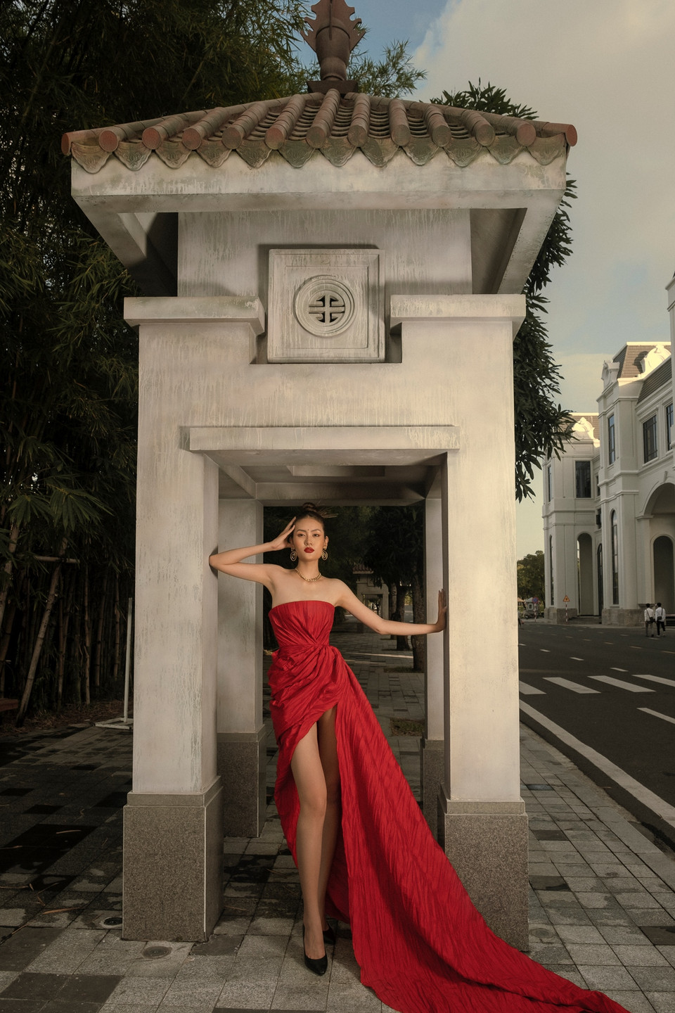 Y Hạ dường như hoàn toàn lột xác với một hình ảnh quyến rũ và trưởng thành khi lựa chọn diện chiếc đầm dạ hội cúp ngực đỏ, xẻ tà cao của nhà thiết kế Hoàng Minh Hà, tôn lên đường cong cơ thể thon gọn cùng mái tóc buông xõa bồng bềnh. (Ảnh: CTV/Vietnam+)