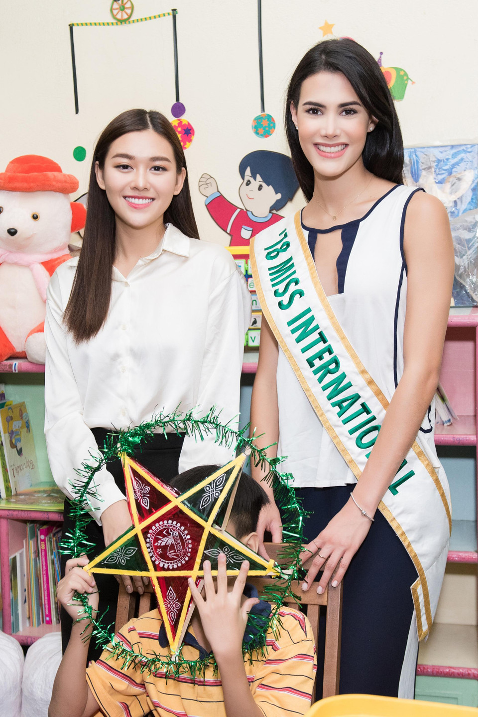 Đương kim hoa hậu đã cùng Hoa hậu Lương Thùy Linh, Á hậu Kiều Loan, Á hậu Tường San tới thăm và tặng quà tại Trung tâm bảo trợ trẻ em tàn tật mồ côi Thị Nghè. (Ảnh: Quang Đức)