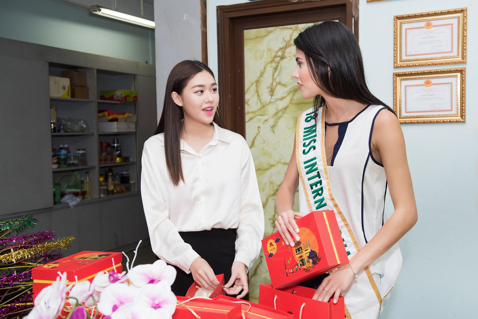 Các em nhỏ được tặng từ món quà tinh thần là những chiếc lồng đèn để chơi lễ đến bánh Trungg Thu, sữa tươi và cả những phần tiền mặt thiết thực hỗ trợ cuộc sống cho các em. (Ảnh: Quang Đức)