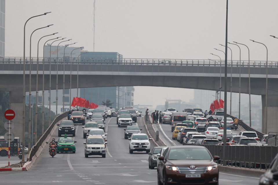 Tại khu vực đường Vành đai 3-Mai Dịch, lưu lượng phương tiện tăng cao. (Ảnh: Minh Sơn/Vietnam+)