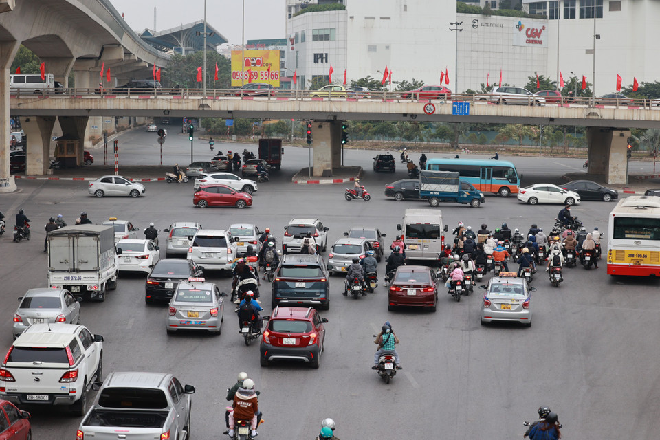 Khu vực đoạn đường Hồ Tùng Mậu hướng về trung tâm thành phố Hà Nội thời điểm 15 giờ 30 phút không ghi nhận tình trạng đông đúc, ách tắc. (Ảnh: Minh Sơn/Vietnam+)