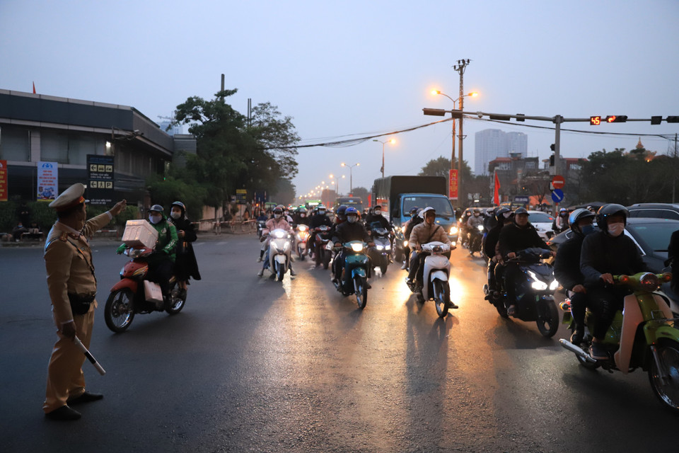 Cảnh sát giao thông tiến hành điều tiết để giảm tải áp lực giao thông tại các tuyến đường, giúp các phương tiện di chuyển thuận lợi. (Ảnh: Hoài Nam/Vietnam+)