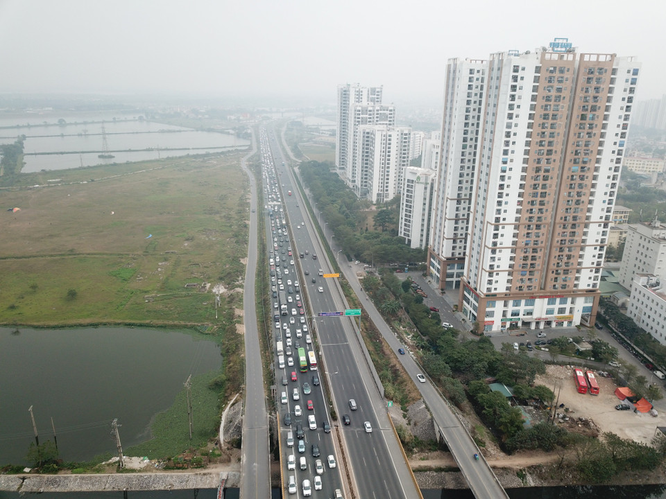 Tại cao tốc Pháp Vân-Cầu Giẽ, hàng dài phương tiện xếp hàng di chuyển với tốc độ khá chậm. (Ảnh: Hoài Nam/Vietnam+)