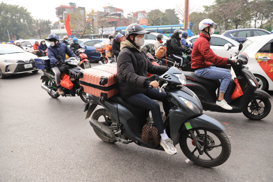 Tại khu vực đường Ngọc Hồi hướng về trung tâm thành phố Hà Nội, nhiều người dân bắt đầu trở lại Thủ đô với những vali hành lý lớn. (Ảnh: Hoài Nam/Vietnam+)