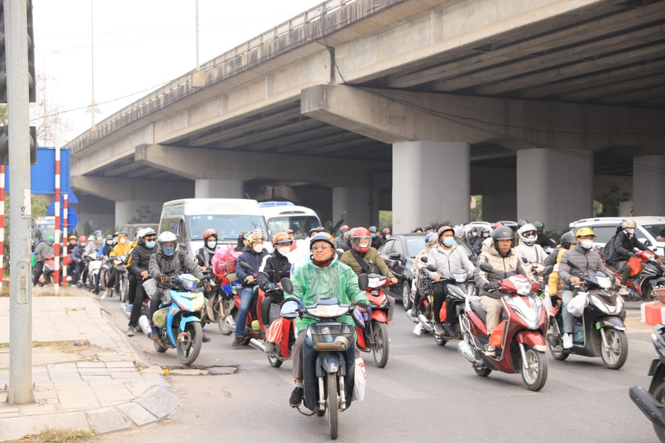 Tại khu vực ngã tư hướng từ cầu Thanh Trì về Giải Phóng, lưu lượng phương tiện - đặc biệt là xe máy tăng cao. (Ảnh: Hoài Nam/Vietnam+)
