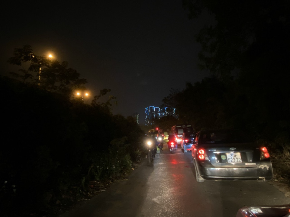 Tình trạng ùn tắc cũng xảy ra ở đoạn đường tránh cao tốc, khu vực ngay lối vào Pháp Vân-Cầu Giẽ. (Ảnh: PV/Vietnam+)