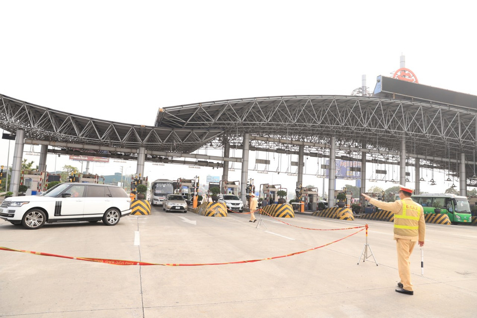 Lực lượng Cảnh sát giao thông ứng trực để phân luồng từ xa cũng như khuyến cáo người dân nên chọn lộ trình thích hợp để trở lại Thủ đô. (Ảnh: Hoài Nam/Vietnam+)