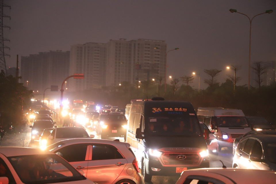 Hàng dài phương tiện nối đuôi nhau tại lối ra cao tốc Pháp Vân-Cầu Giẽ. (Ảnh: Hoài Nam/Vietnam+)