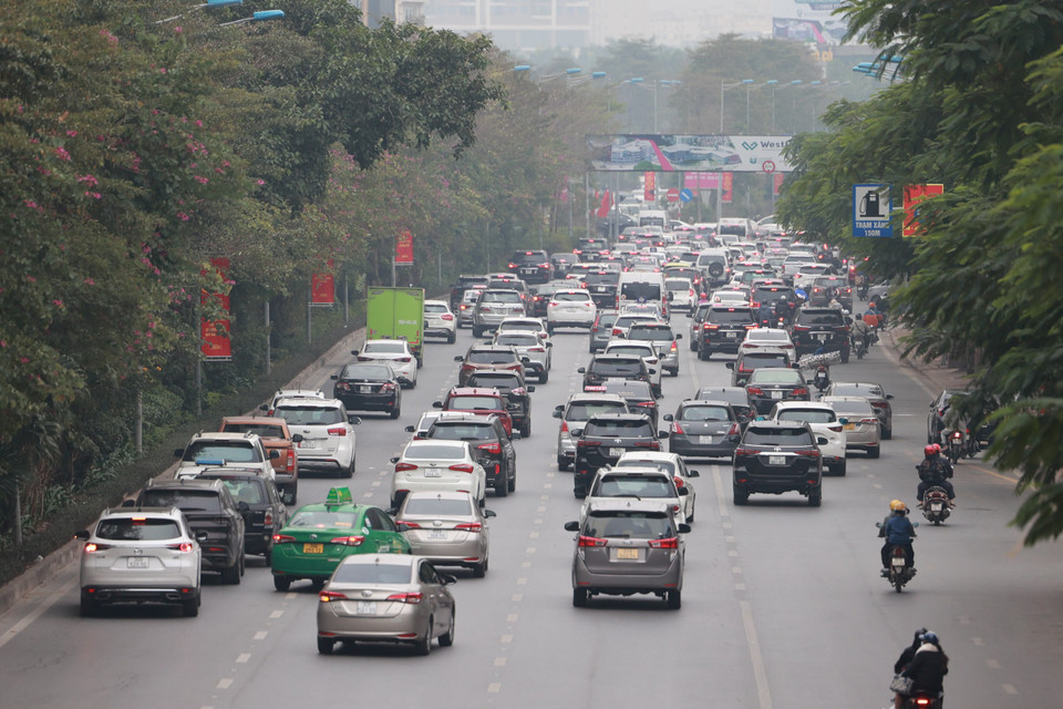 Tuyến đường cầu Nhật Tân hướng về trung tâm thành phố ùn ứ nhẹ. (Ảnh: Minh Sơn/Vietnam+)