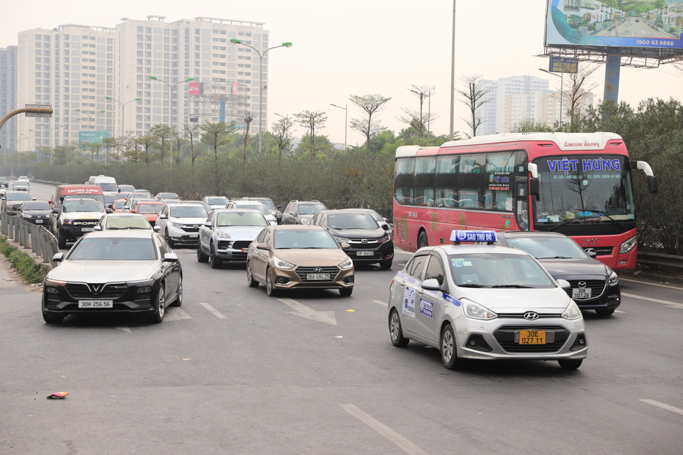 Tại đoạn kết thúc tuyến cao tốc Pháp Vân-Cầu Giẽ, các phương tiện di chuyển tuần tự và đi đúng làn đường theo chỉ dẫn của lực lượng chức năng. (Ảnh: Hoài Nam/Vietnam+)