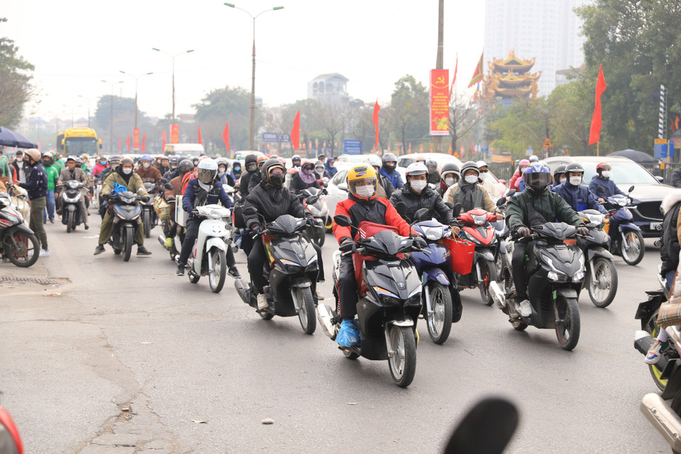 Ghi nhận của phóng viên Báo Điện tử VietnamPlus tại các cửa ngõ Thủ đô vào thời điểm đầu giờ chiều ngày 26/1 (tức ngày mùng 5 Tết), lượng phương tiện bắt đầu tăng cao nhưng không xảy ra tình trạng ùn ứ. (Ảnh: Hoài Nam/Vietnam+)