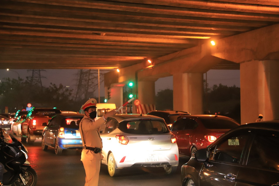 Lực lượng chức năng liên tục ứng trực để phân luồng giao thông nhằm giảm tải tình trạng ùn tắc. (Ảnh: Hoài Nam/Vietnam+)