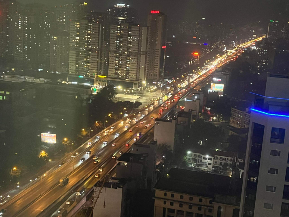 Tại khu vực đường Vành đai 3 trên cao đoạn Khuất Duy Tiến, các phương tiện di chuyển chậm nhưng không xảy ra tình trạng ùn tắc. (Ảnh: Hoài Nam/Vietnam+)