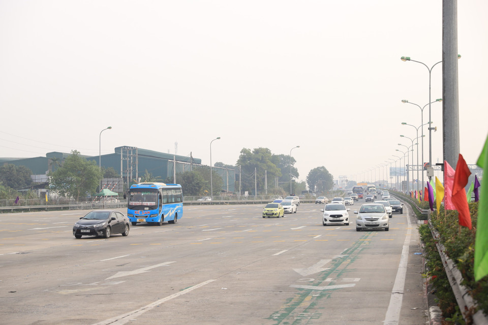 Tại hai lối đường cao tốc và đường gom, lượng phương tiện chủ yếu hướng từ các tỉnh về trung tâm thành phố Hà Nội. (Ảnh: Hoài Nam/Vietnam+)
