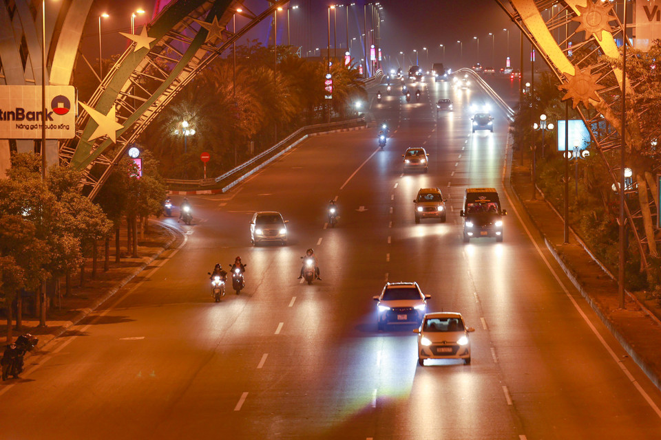 Giao thông tại các khu vực lối ra đã 'giảm nhiệt' so với khoảng thời gian cao điểm từ 17-18 giờ. (Ảnh: Minh Sơn/Vietnam+)