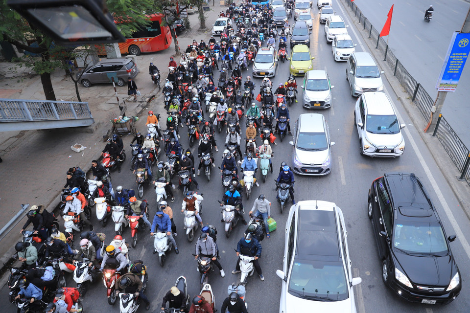 Khu vực hướng từ Quốc lộ 1A về trung tâm thành phố Hà Nội vào thời điểm 17 giờ 30 phút ghi nhận lượng phương tiện tăng cao. (Ảnh: Hoài Nam/Vietnam+)