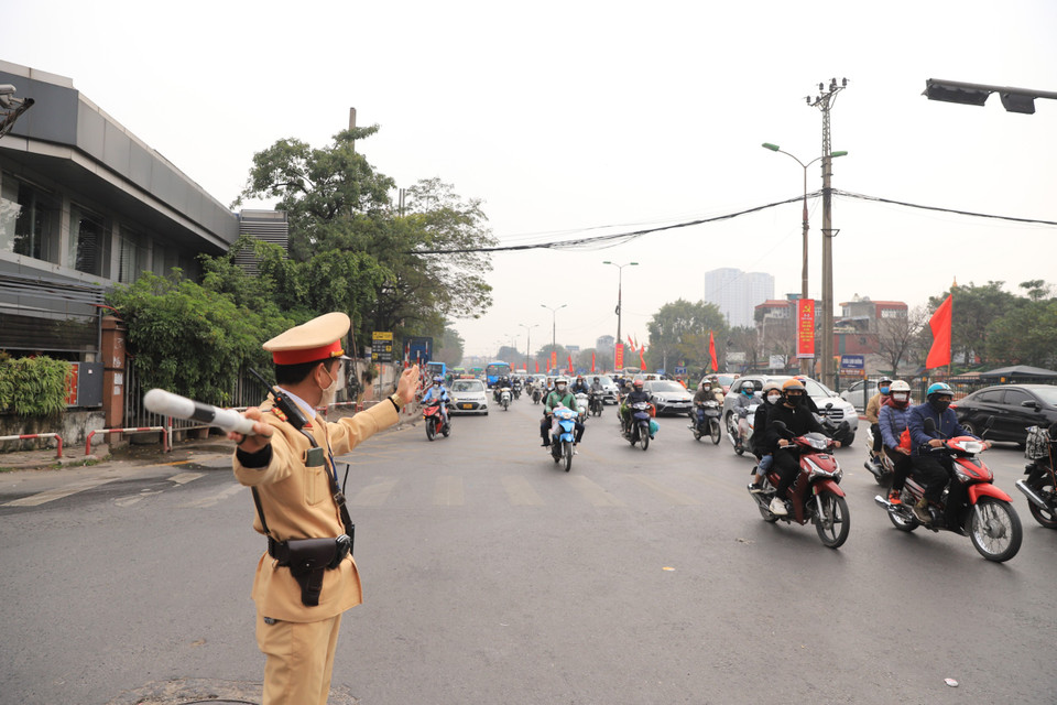 Các tuyến đường thông thoáng nhưng lực lượng chức năng vẫn túc trực tại các nút giao, sẵn sàng phân luồng từ xa để điều tiết giao thông. (Ảnh: Hoài Nam/Vietnam+)