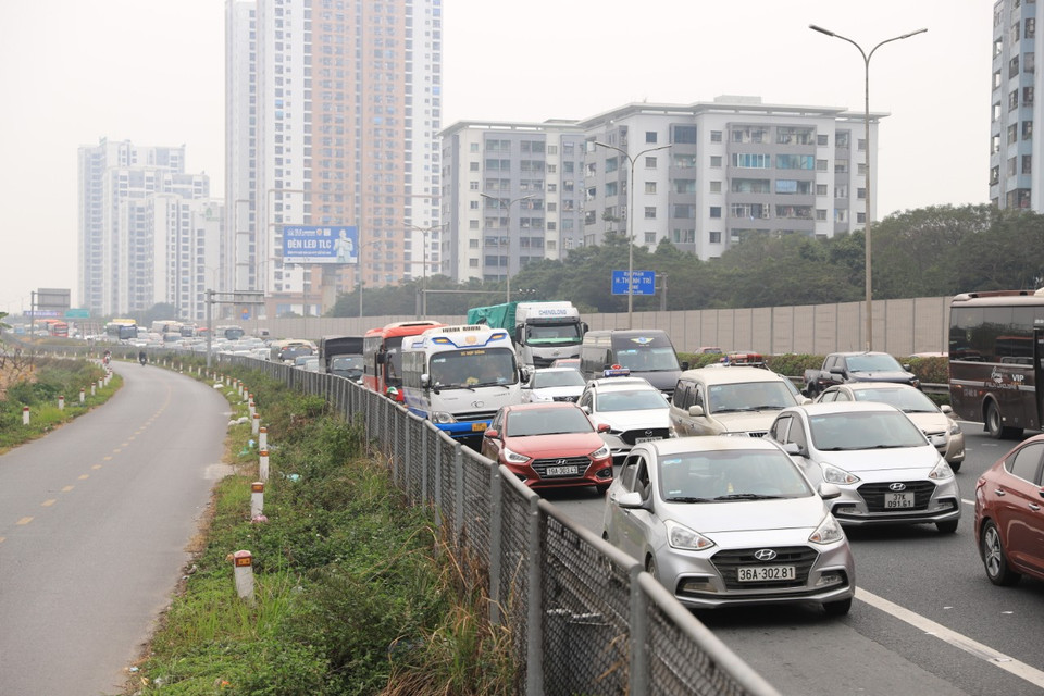 Ghi nhận tại các cửa ngõ Thủ đô vào thời điểm 17 giờ, mật độ giao thông bắt đầu tăng cao. Bắt đầu xuất hiện hiện tượng ùn tắc cục bộ vào cuối giờ chiều. (Ảnh: Hoài Nam/Vietnam+)